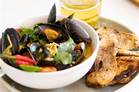  Yellow Mussel: A Creature that Combines Delicious Delicacy With Impressive Filter-Feeding Prowess!